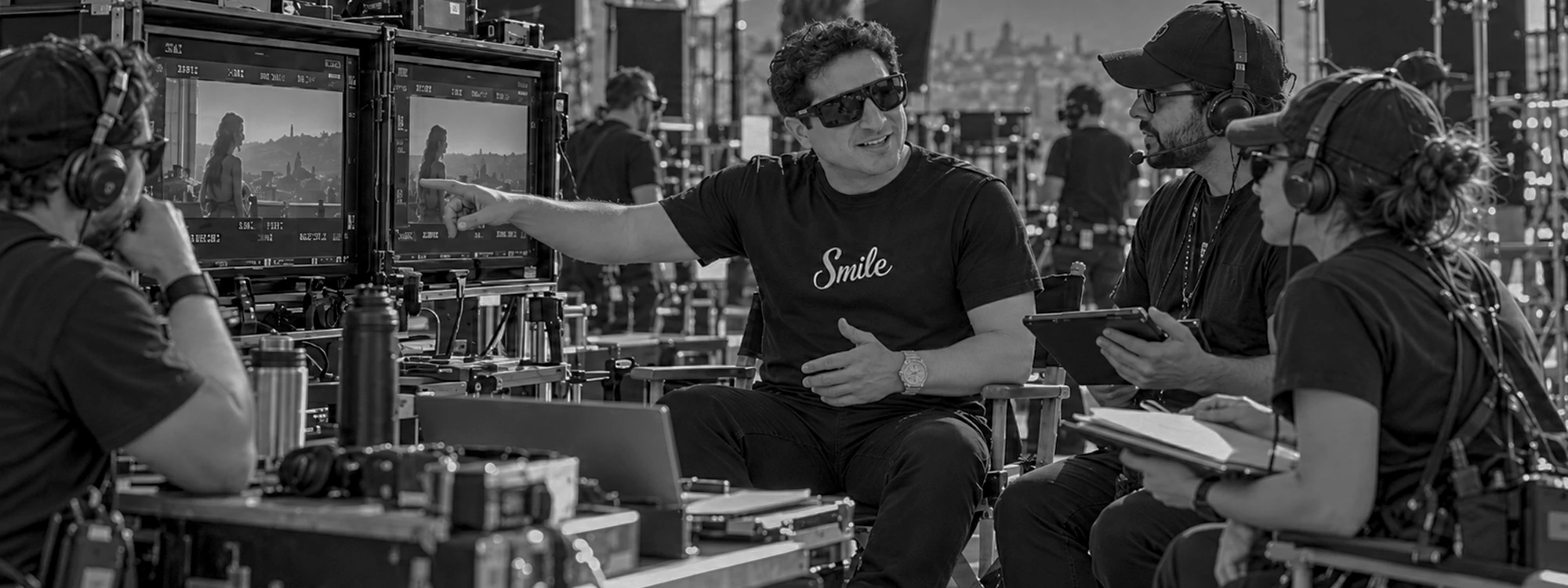 Set de rodaje cinematográfico y cámara de cine en estudio creativo